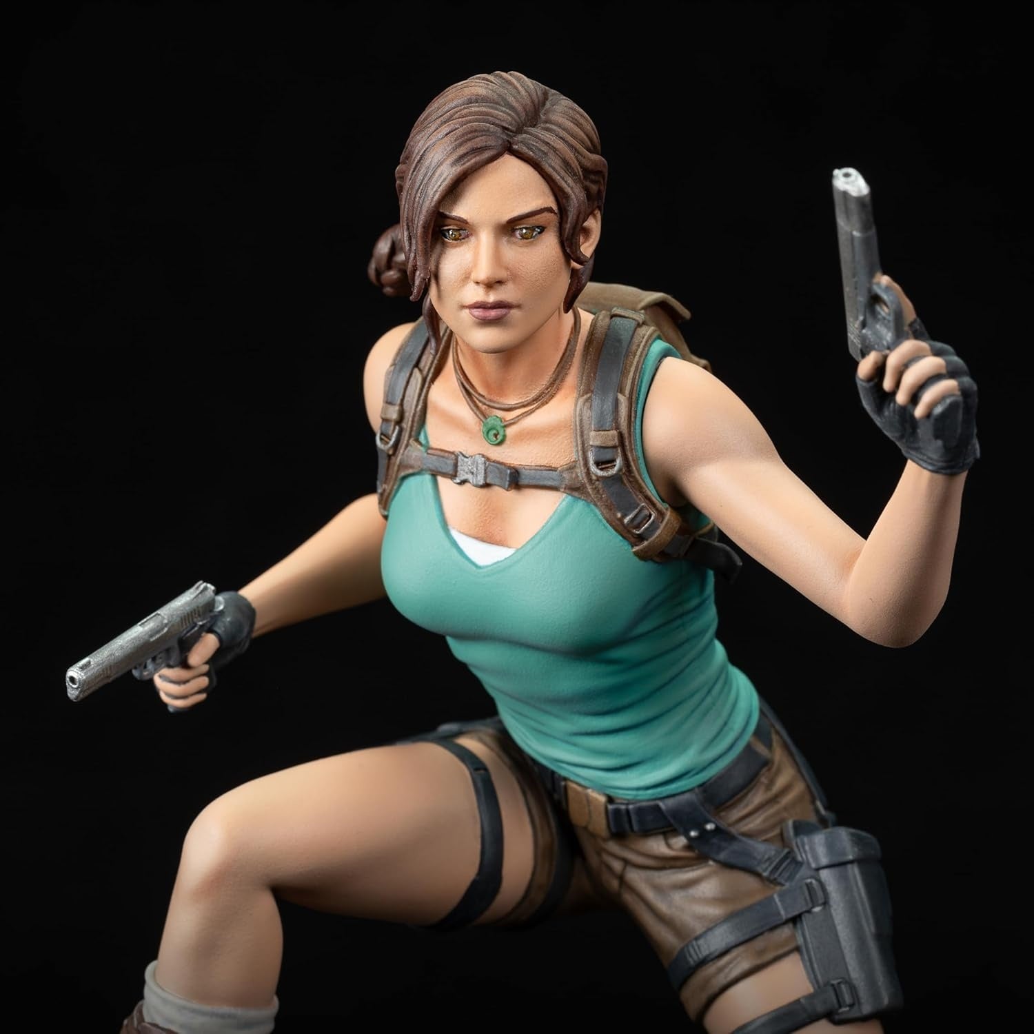 Dark Horse Deluxe Tomb Raider Lara Croft PVC figure, detailed collectible statue featuring Lara Croft in action pose.