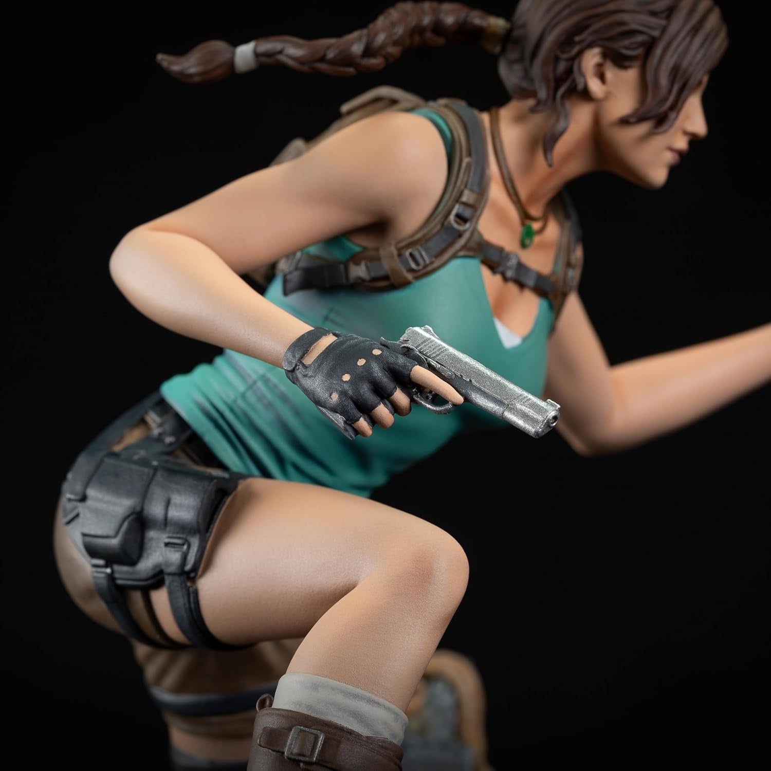 Dark Horse Deluxe Tomb Raider Lara Croft PVC figure showcasing detailed sculpt and iconic adventure attire.