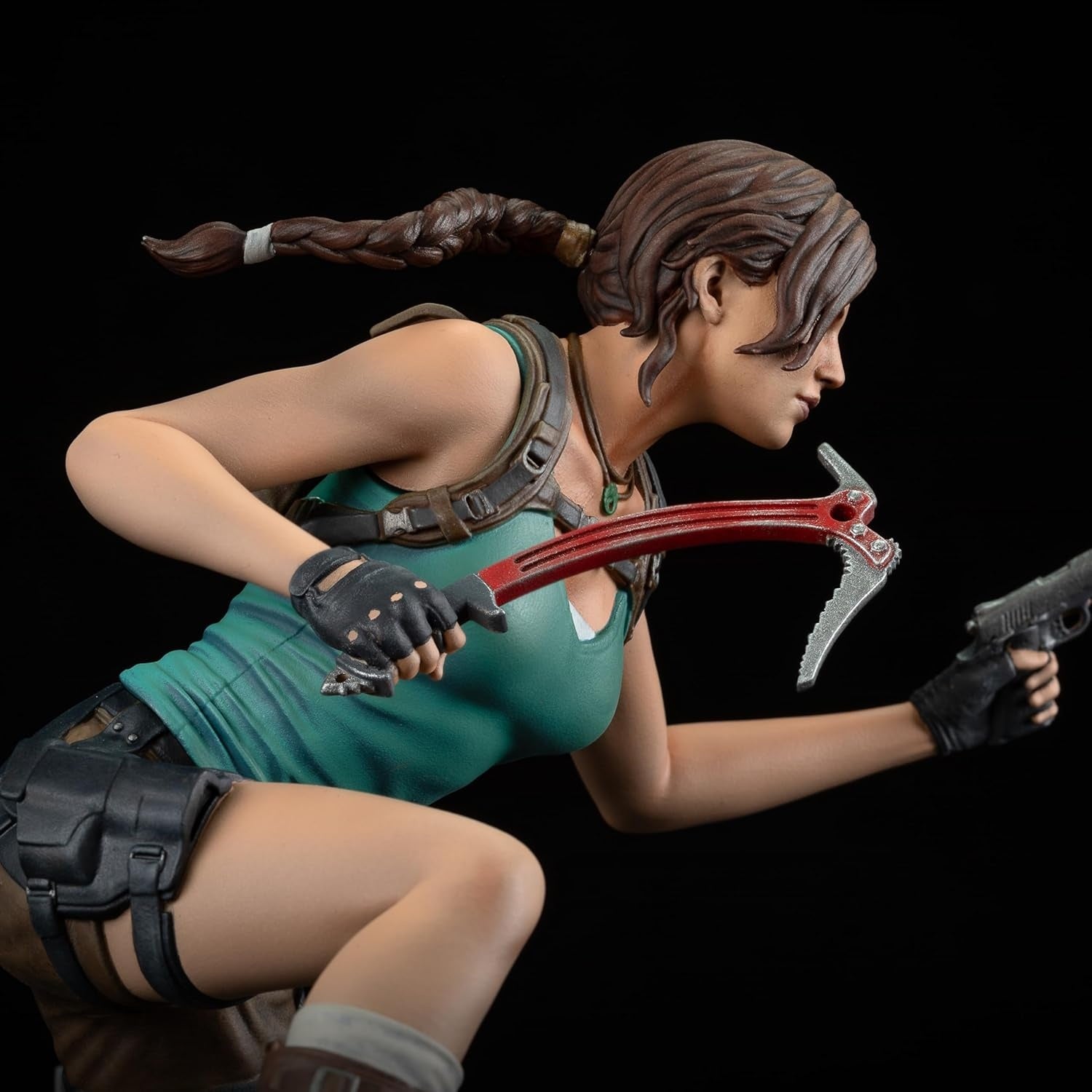 Dark Horse Deluxe Tomb Raider Lara Croft PVC figure, detailed collectible statue of the iconic video game character.