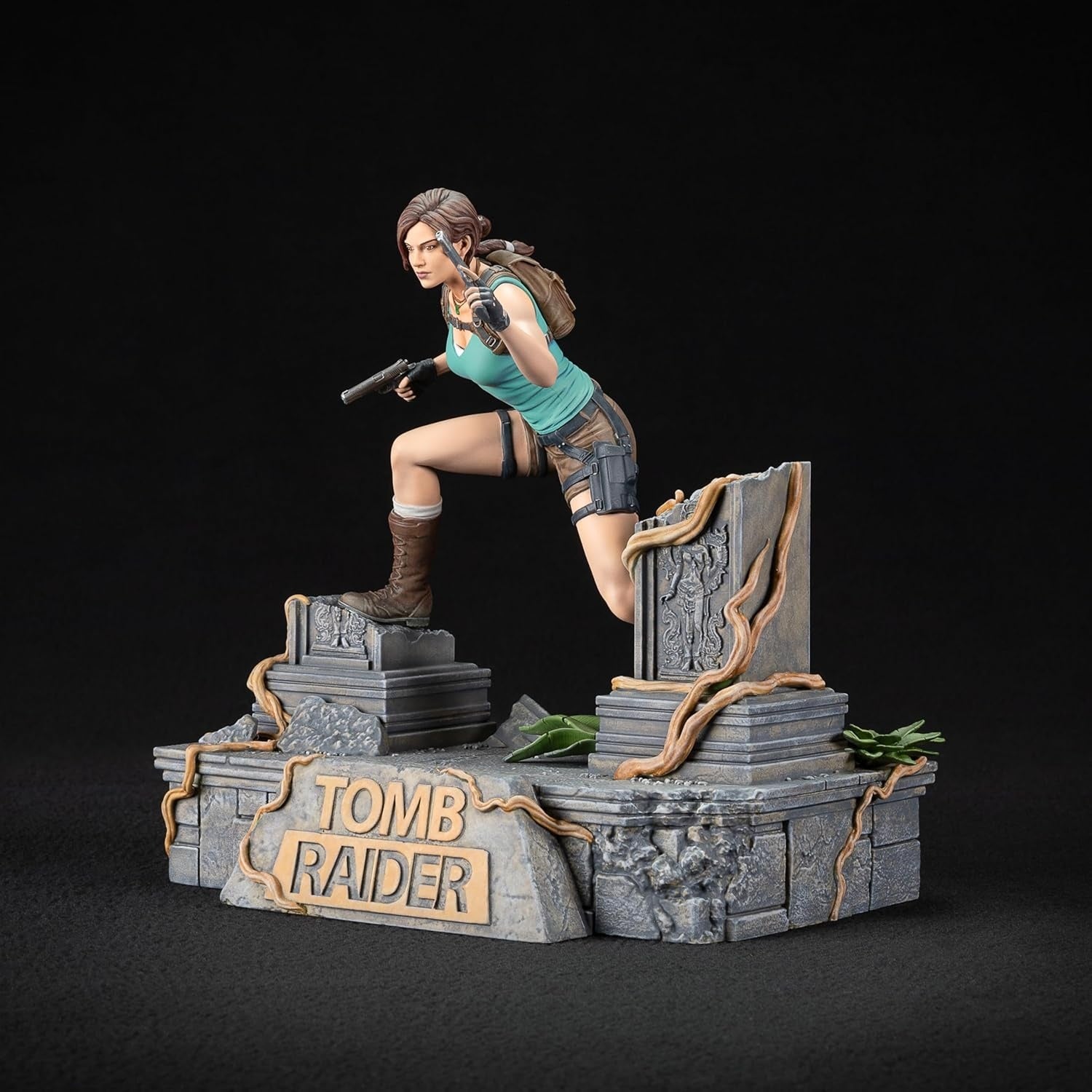Dark Horse Deluxe Tomb Raider Lara Croft PVC statue figure, detailed collectible sculpture of the iconic adventure heroine.