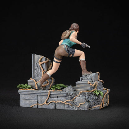Dark Horse Deluxe Tomb Raider Lara Croft PVC figure, detailed collectible statue showing Lara Croft in action stance.