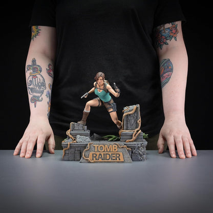 Dark Horse Deluxe Tomb Raider Lara Croft PVC statue figure with detailed sculpt and vibrant paintwork, showcasing her iconic pose.